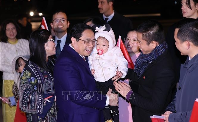 Cán bộ, nhân viên Đại sứ quán và cộng đồng người Việt Nam tại Thổ Nhĩ Kỳ đón Thủ tướng Phạm Minh Chính và Phu nhân tại sân bay Quốc tế Esenboga ở Thủ đô Ankara. Ảnh: Dương Giang/TTXVN