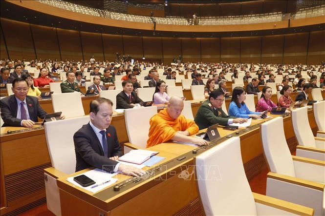 Đại biểu Quốc hội biểu quyết thông qua hai nghị quyết. Ảnh: Doãn Tấn/TTXVN