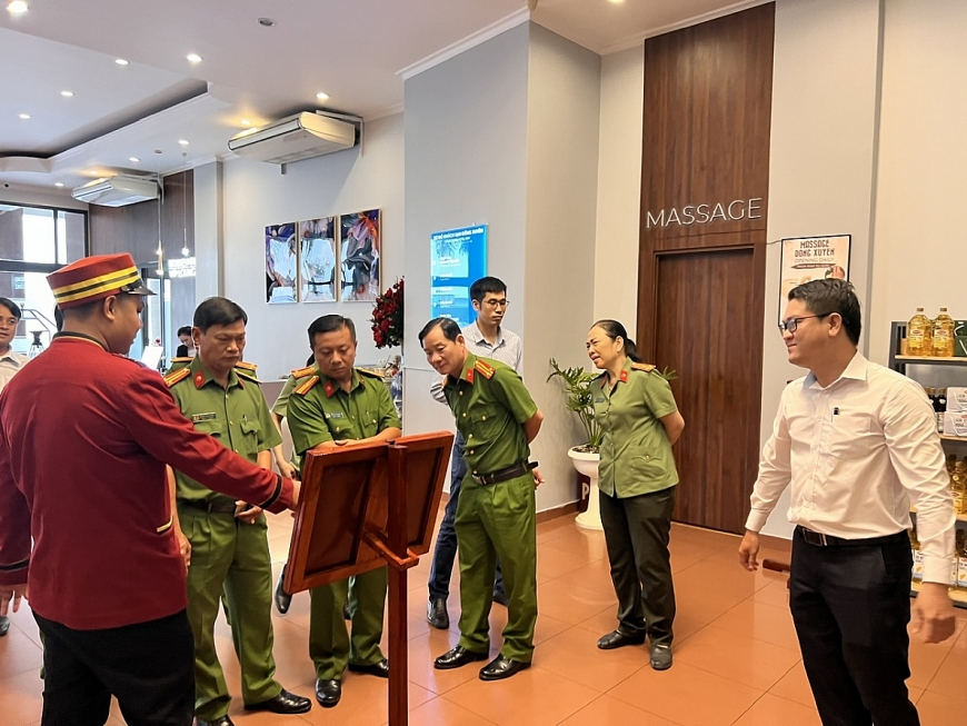 Bộ Công an giám sát thực thi Luật Phòng chống tác hại của thuốc lá, môi trường không khói thuốc lá tại An Giang