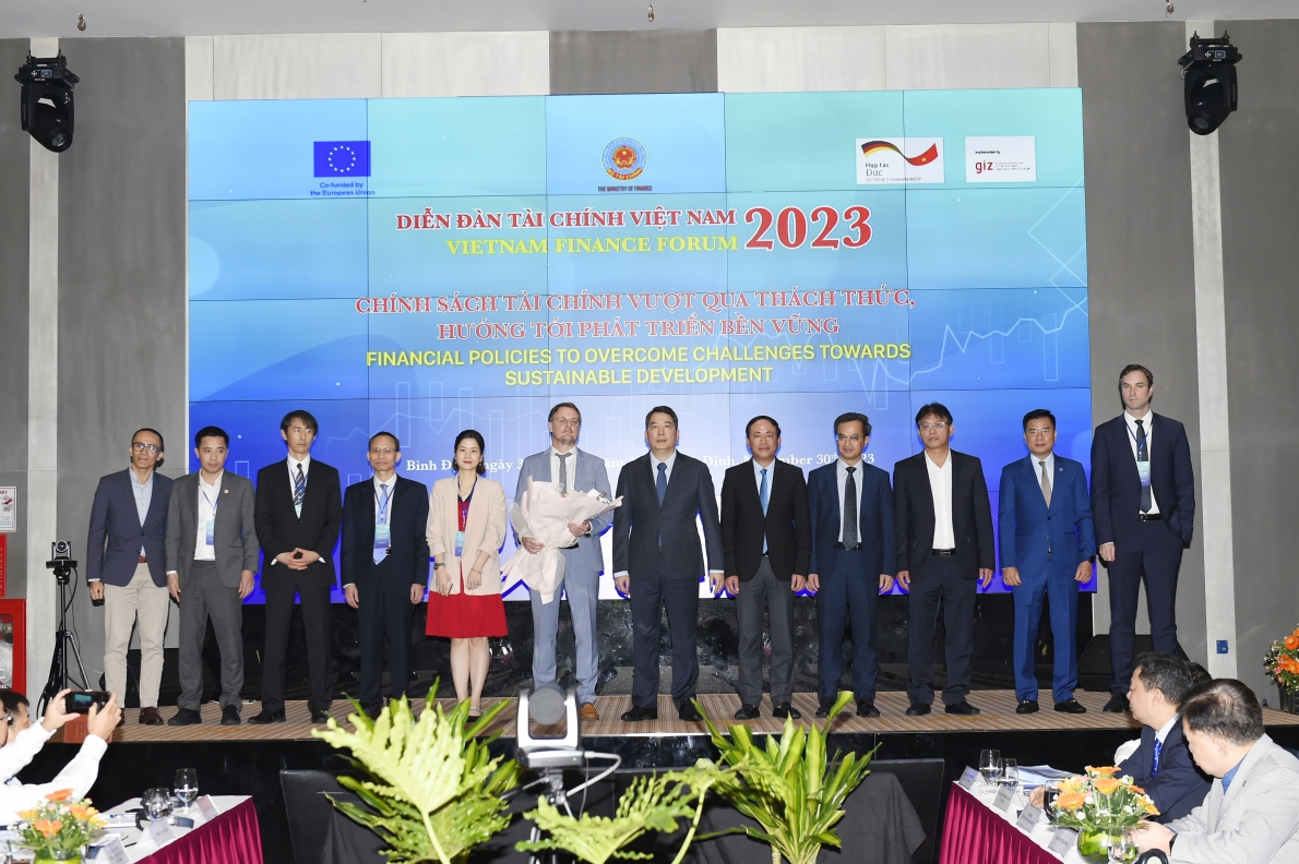 Chính sách tài chính vượt qua thách thức, hướng tới phát triển bền vững