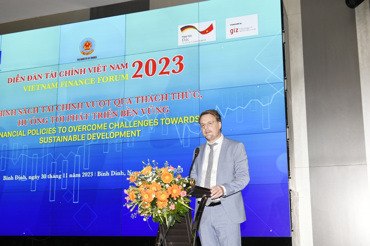 Chính sách tài chính vượt qua thách thức, hướng tới phát triển bền vững