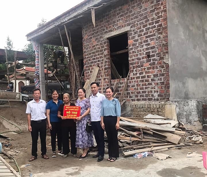 Ủy ban M TTQ, các đoàn thể chính trị-xã hội và doanh nghiệp trên địa bàn xã trao tiền hỗ trợ xóa nhà tạm, nhà ở dột nát cho hộ gia đình ông, bà Vũ Văn Sơn, thôn 13.