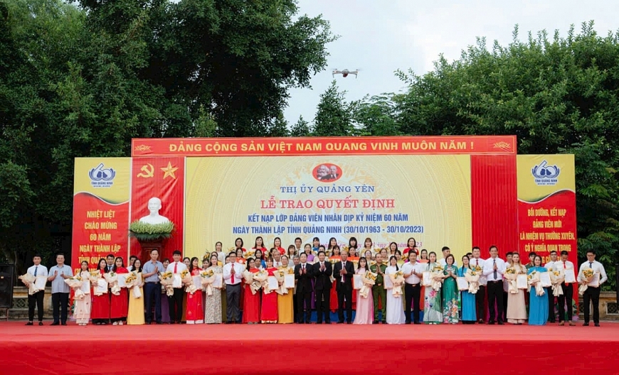   Trong lễ trao quyết định cho lớp đảng viên(60 đảng viên) nhân dịp kỷ niệm 60 năm ngày thành lập tỉnh Quảng Ninh 30-10(1963-2023) do thị ủy Quảng Yên tổ chức, đảng bộ xã Hiệp Hòa có 4 đồng chí.