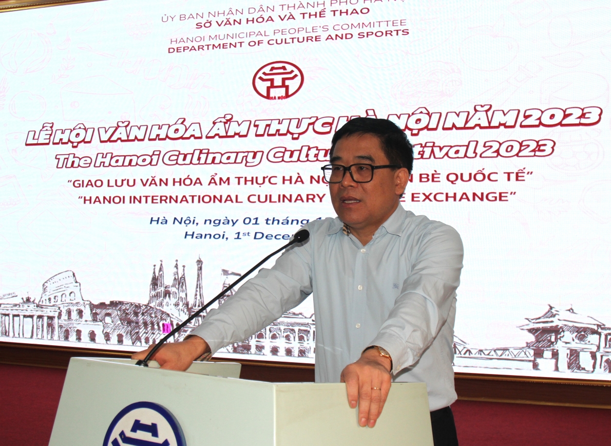 Ông Đỗ Đình Hồng cung cấp thông tin cho báo chí về Lễ hội ẩm thực Hà Nội năm 2023