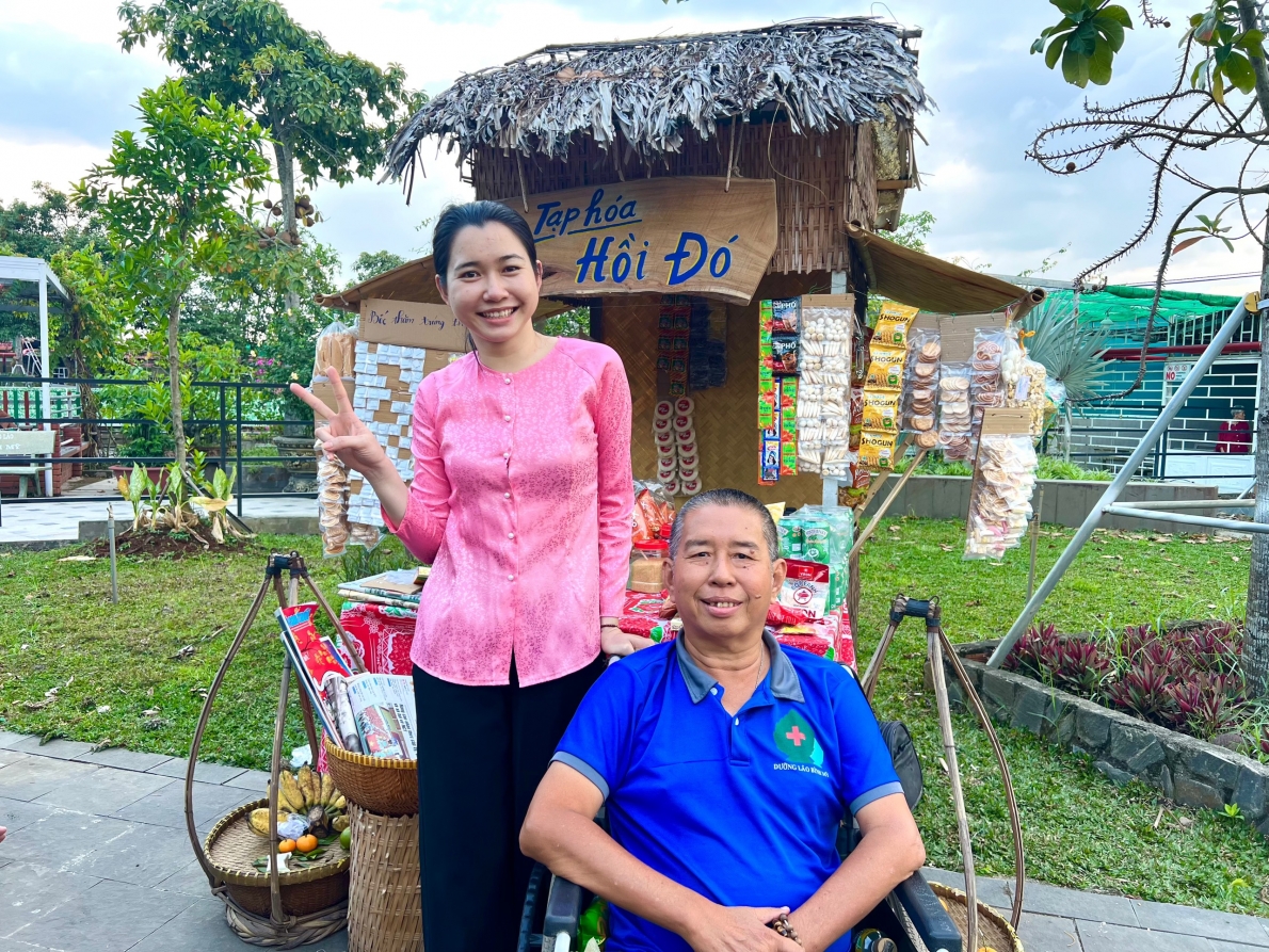 Cụ Nguyễn Văn Phước háo hức ghi lại khoảnh khắc vui vẻ cùng nhân viên Hệ thống Dưỡng lão Bình Mỹ