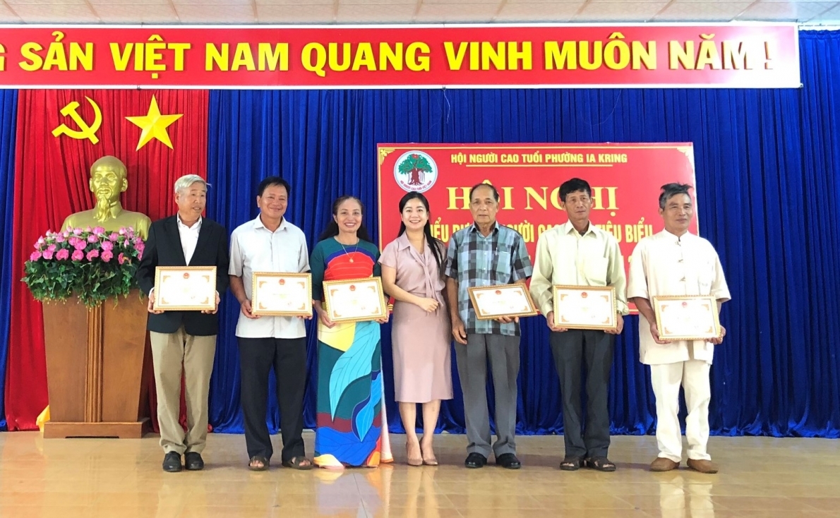 Đẩy mạnh công tác chăm sóc và phát huy vai trò người cao tuổi