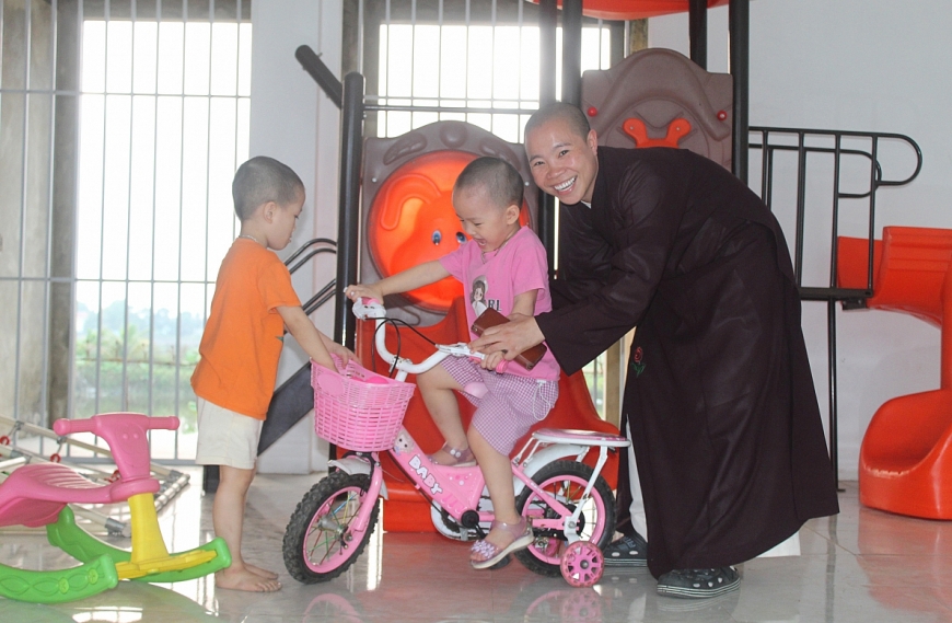 Chuyện về sư thầy cưu mang hàng chục trẻ mồ côi