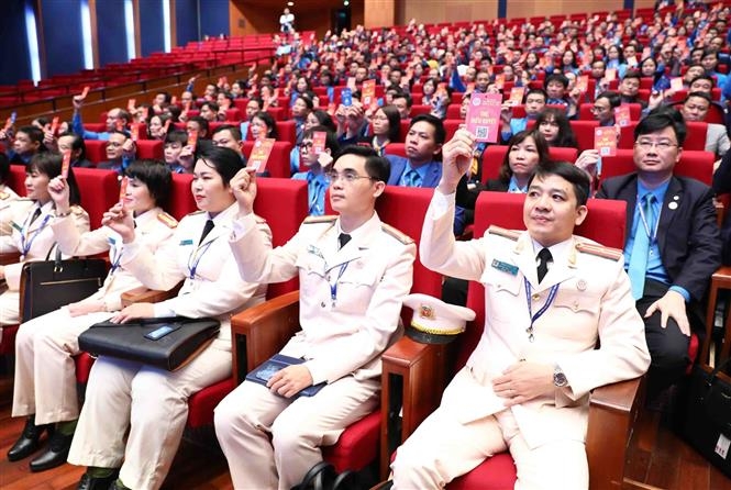 Các đại biểu biểu quyết thông qua chương trình đại hội. Ảnh: Minh Đức/TTXVN