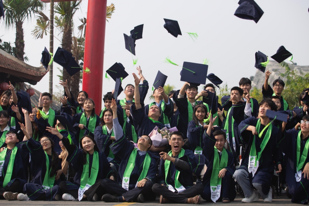 Công ty Nghị Lực Sống “chắp cánh ước mơ” cho các em học viên khuyết tật