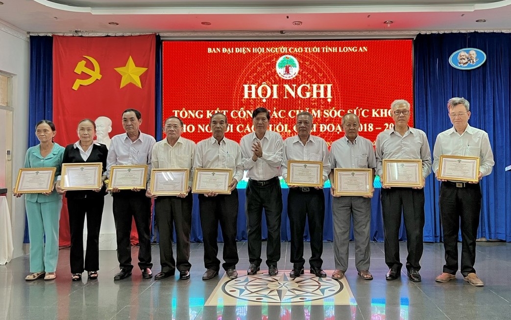 Ông Nguyễn Văn Hiền trao Giấy khen của Hội NCT tỉnh cho các đơn vị làm tốt công tác chăm sóc sức khỏe NCT trong 5 năm qua