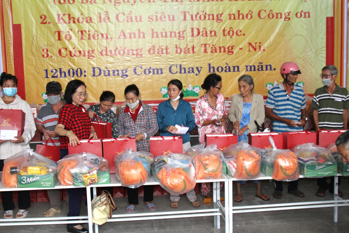 Bà Nguyễn Thị Đức tặng quà NCT nghèo xã Tân Hưng, TP Bà Rịa, tỉnh Bà Rịa - Vũng Tàu