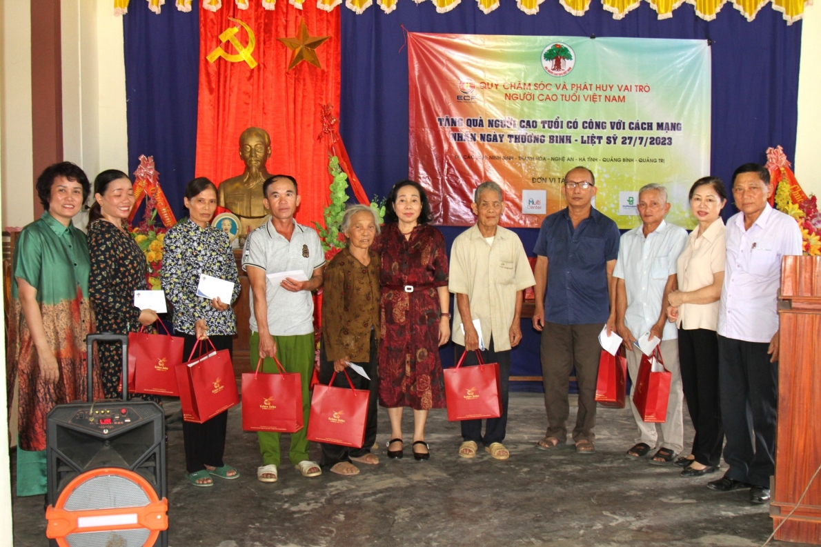 Quỹ Chăm sóc và Phát huy vai trò NCT tặng quà NCT có công tại tỉnh Quảng Bình