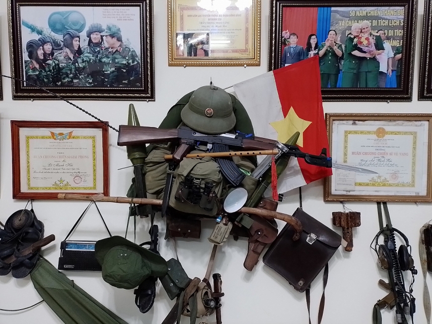 Bộ kỷ vật chiến trường của người lính Giải phóng trưng bày trong phòng làm việc của ông Lê Mạnh Hải