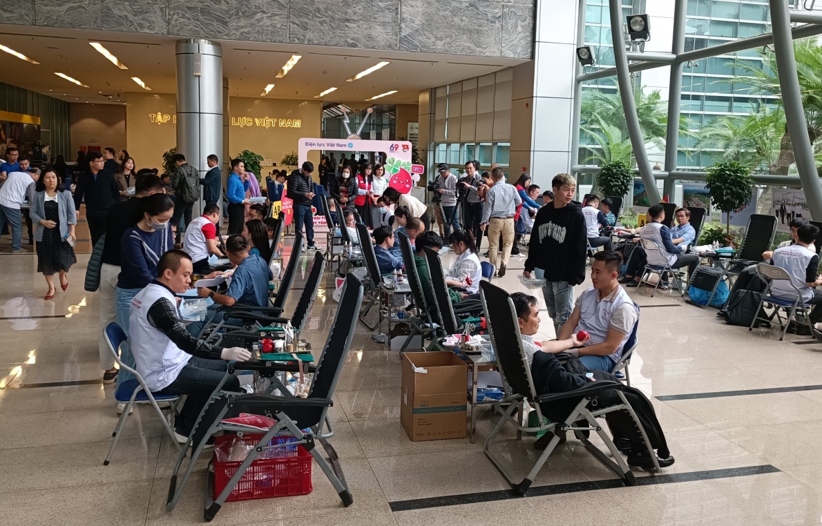 Tổng Giám đốc mới tiên phong hiến máu trong Tuần lễ Hồng EVN lần thứ IX