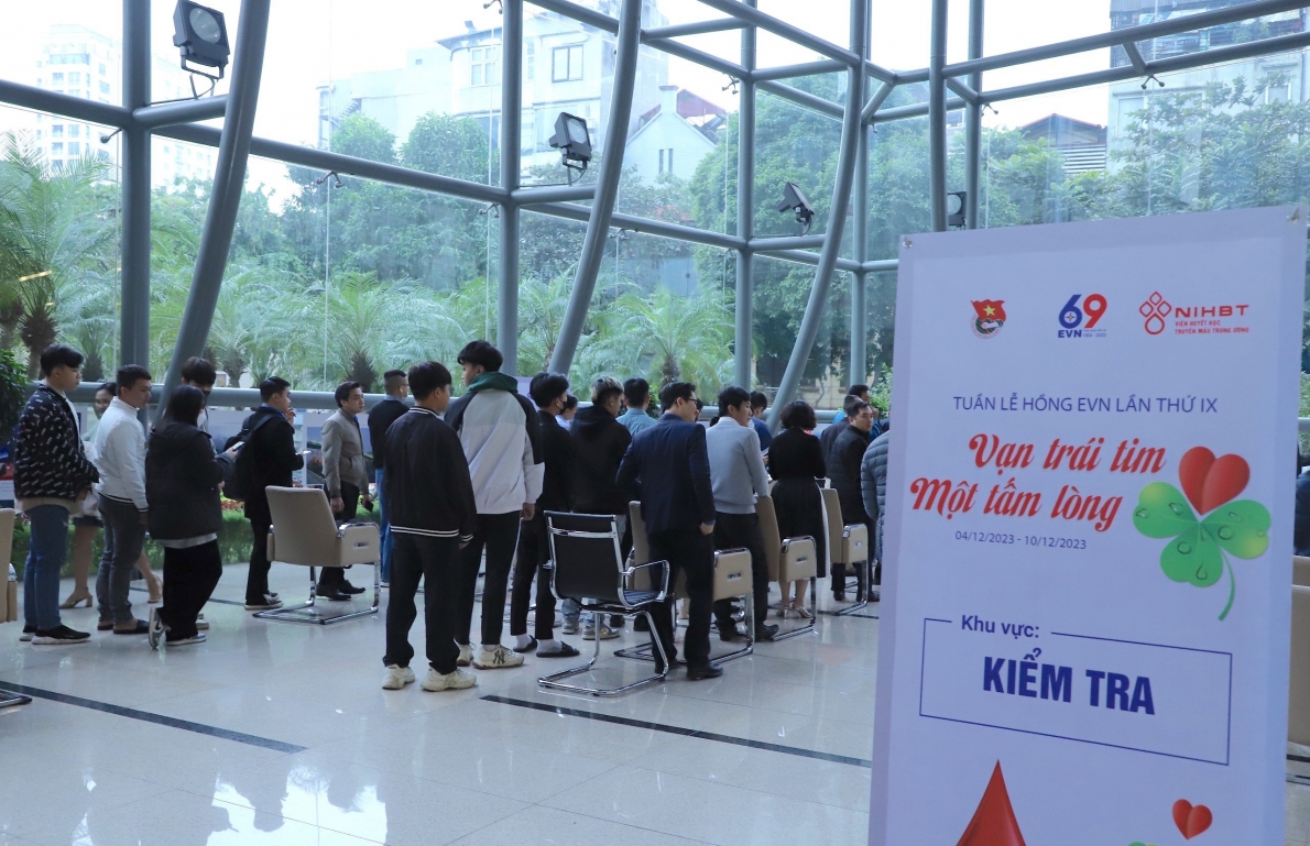 Tổng Giám đốc mới tiên phong hiến máu trong Tuần lễ Hồng EVN lần thứ IX
