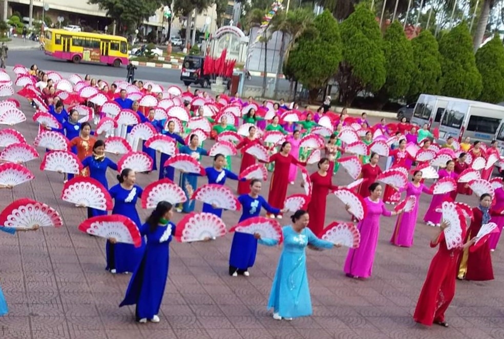 Bài đồng diễn múa quạt của CLB