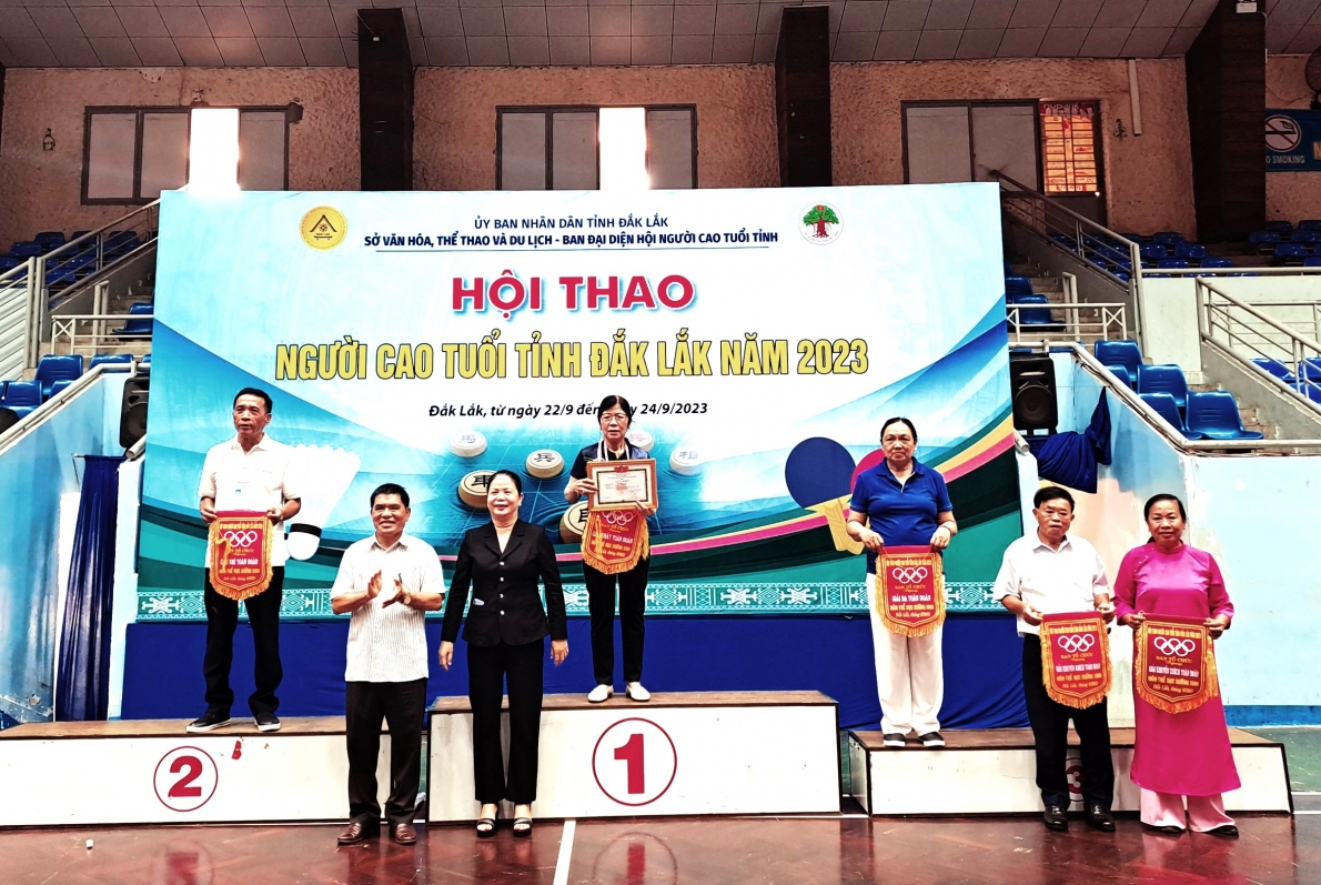 CLB Dưỡng sinh NCT huyện Cư Kuin được khen thưởng tại Hội thao NCT tỉnh Đắk Lắk năm 2023