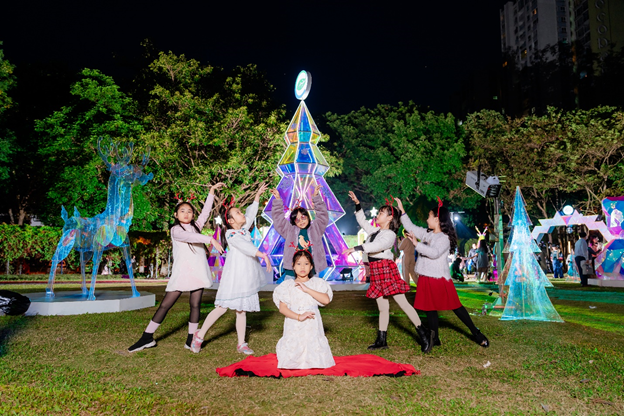 Đón Noel sớm: Cha mẹ nô nức đưa con đi check in “Khu rừng pha lê” cách hồ Hoàn Kiếm 14km
