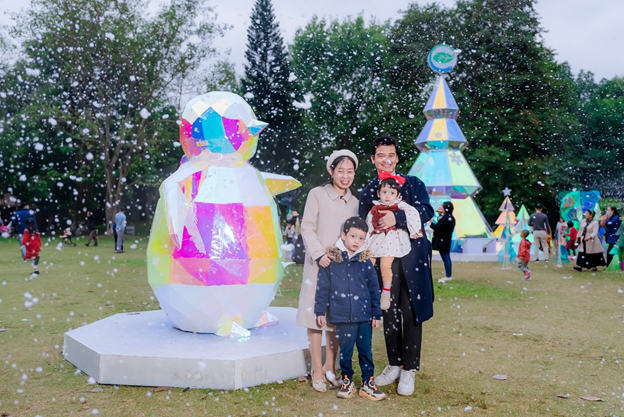 Đón Noel sớm: Cha mẹ nô nức đưa con đi check in “Khu rừng pha lê” cách hồ Hoàn Kiếm 14km