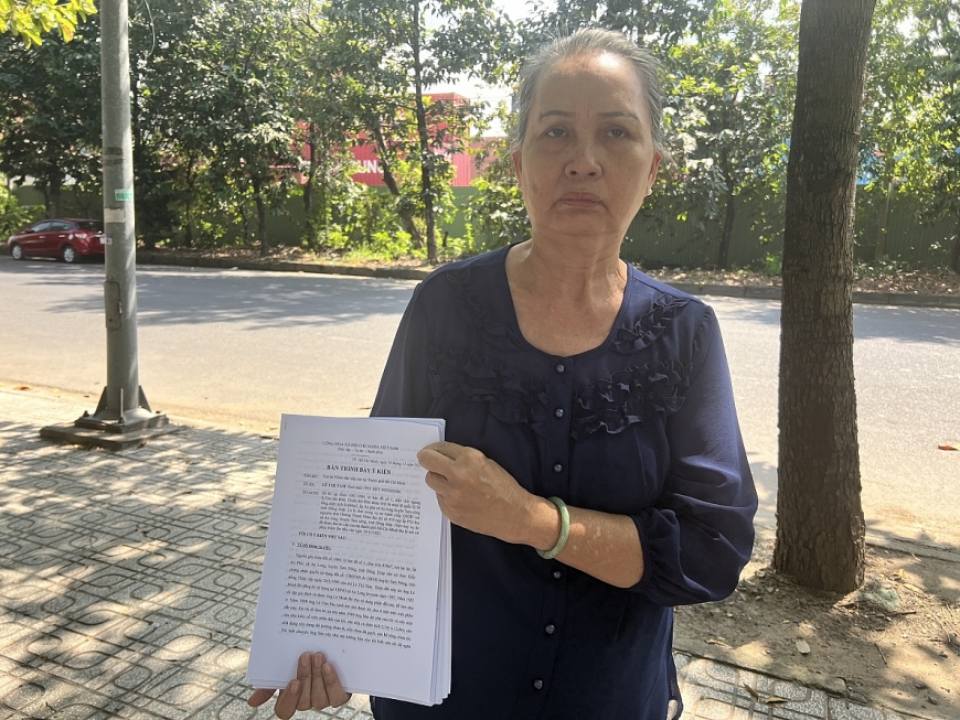 Bà Lê Thị Tám cầm hồ sơ đi dự phiên toà phúc thẩm  tháng 11/2023.