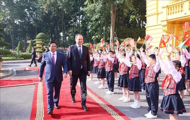 Thủ tướng Phạm Minh Chính và Thủ tướng Cộng hòa Belarus Roman Golovchenko với thiếu nhi Thủ đô. Ảnh: Dương Giang/TTXVN