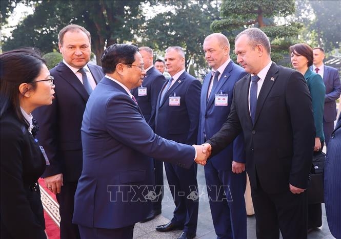 Thủ tướng Cộng hòa Belarus Roman Golovchenko giới thiệu với Thủ tướng Phạm Minh Chính các thành viên đoàn Belarrus. Ảnh: Dương Giang/TTXVN