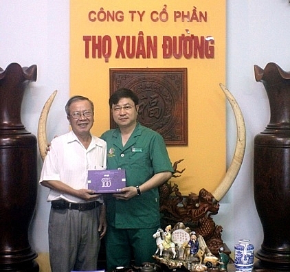 Bệnh nhân Mai Huy Tạo chụp ảnh cùng Tiến sĩ - Lương y Phùng Tuấn Giang