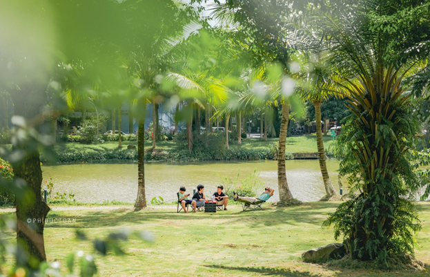 Thư giãn tại không gian xanh Ecopark. Ảnh: Toàn Phí