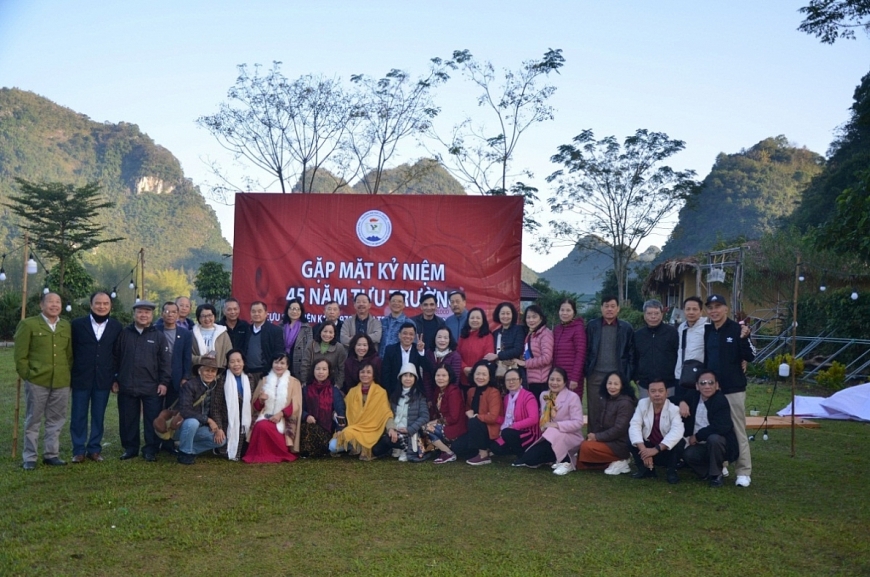                Các cựu sinh viên Khóa XI, gặp mặt  tại Cao Bằng, trước khi về Thái Nguyên.