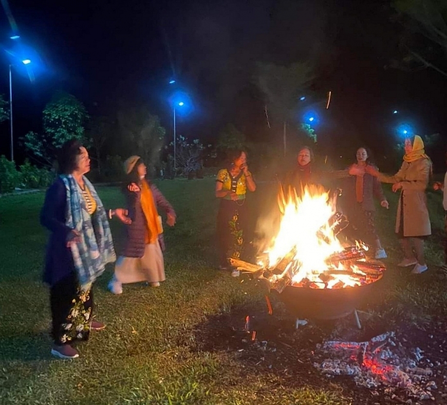   Đêm Cao Bằng- Niềm vui trong ngày hội ngộ nhân kỷ niệm 45 năm ngày tựu trường.