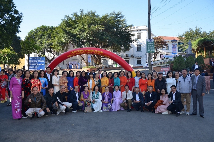 Tập thể cựu sinh viên khóa XI, chụp ảnh lưu niệm tại sân Trường Đại học Y – Dược Thái Nguyên.