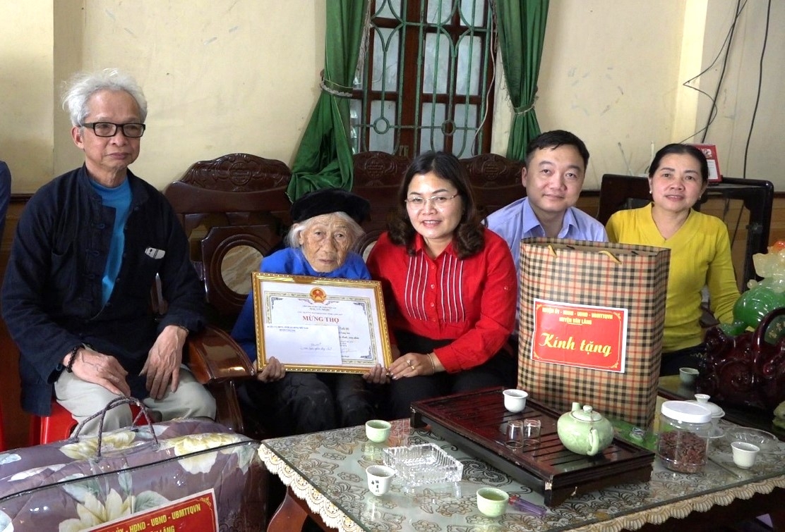 Lãnh đạo huyện Văn Lãng, tỉnh Lạng Sơn thăm, tặng quà mừng thọ NCT