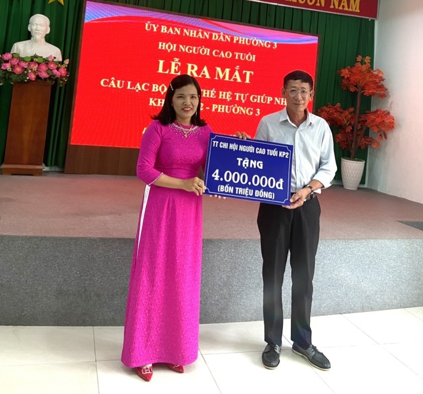 Ra mắt CLB Liên thế hệ tự giúp nhau khu phố 2