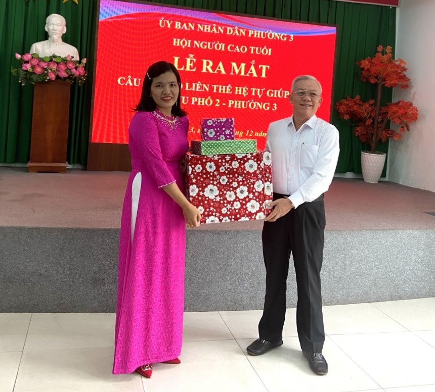 Ra mắt CLB Liên thế hệ tự giúp nhau khu phố 2