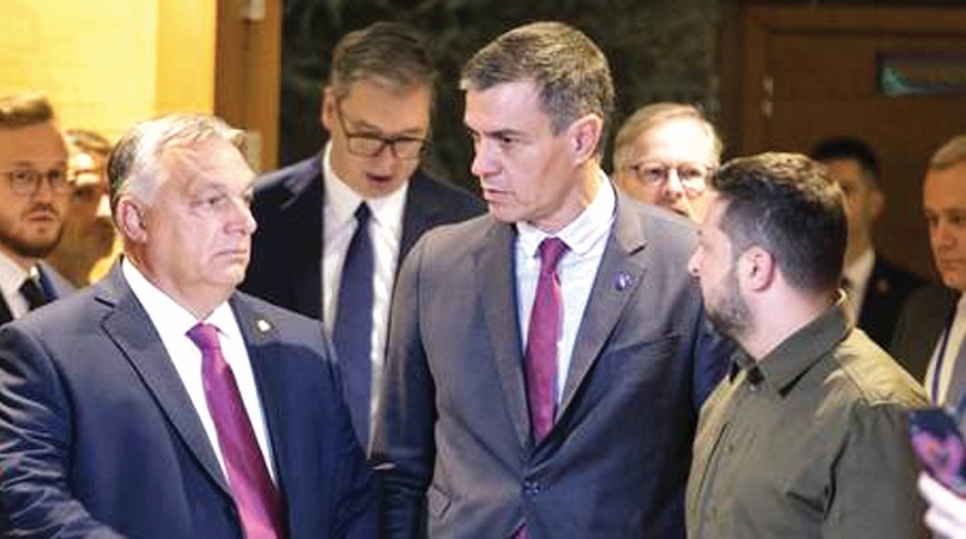 Thủ tướng Hungary Viktor Orban (trái) và Tổng thống Ukraine Volodymyr Zelensky (phải) tại cuộc họp EU ở Tây Ban Nha.