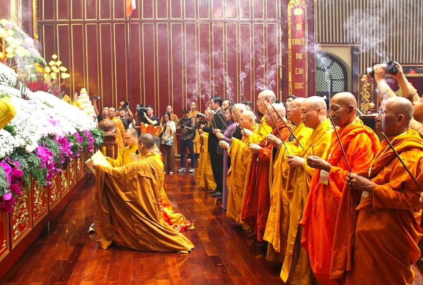 Lãnh đạo Giáo hội Phật giáo Việt Nam, lãnh đạo tỉnh Quảng Ninh và thành phố Uông Bí, dâng hương tưởng niệm Đức vua Phật hoàng Trần Nhân Tông.