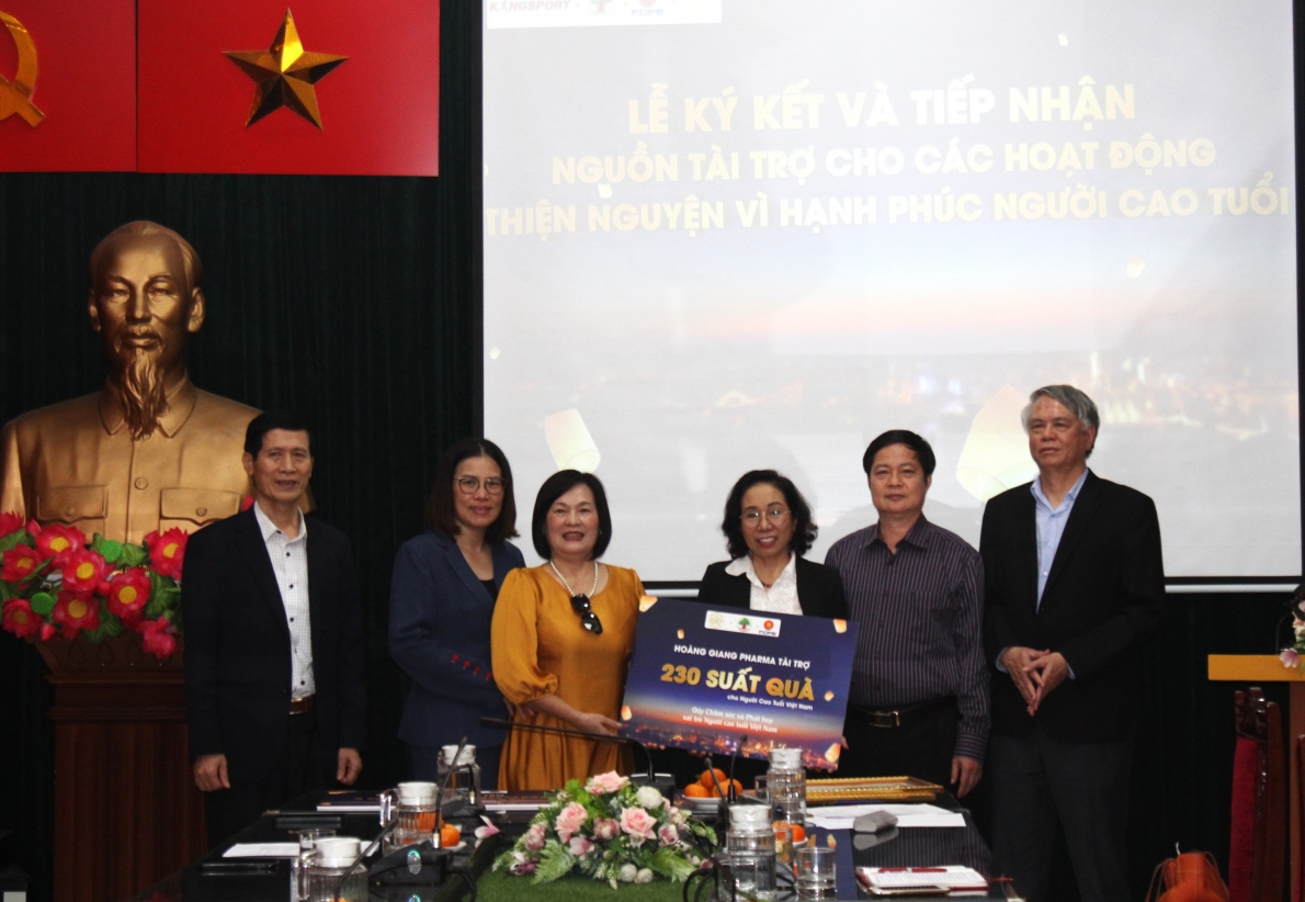 Công ty CP Dược phẩm Hoàng Giang trao quà tài trợ