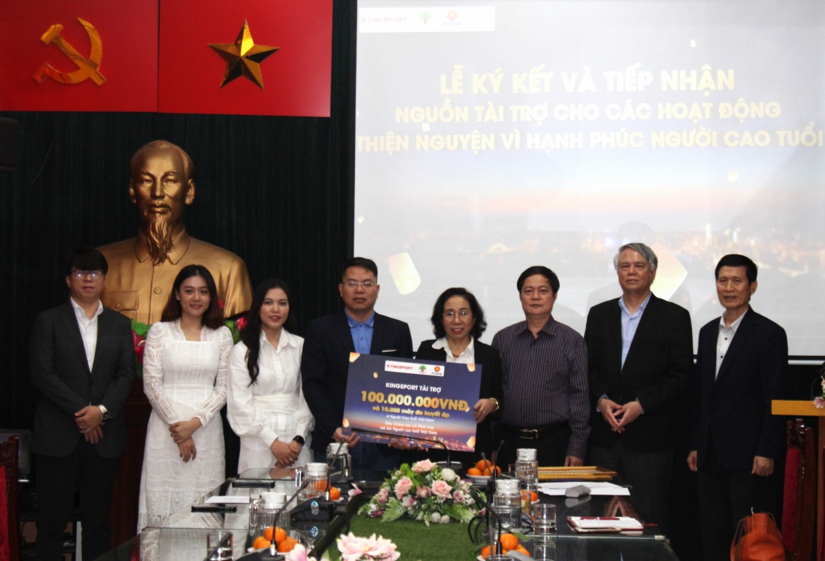 Công ty Đông Dương trao quà tài trợ