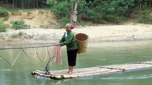 Dân bản Ngàm hằng ngày đu dây kéo bè qua sông