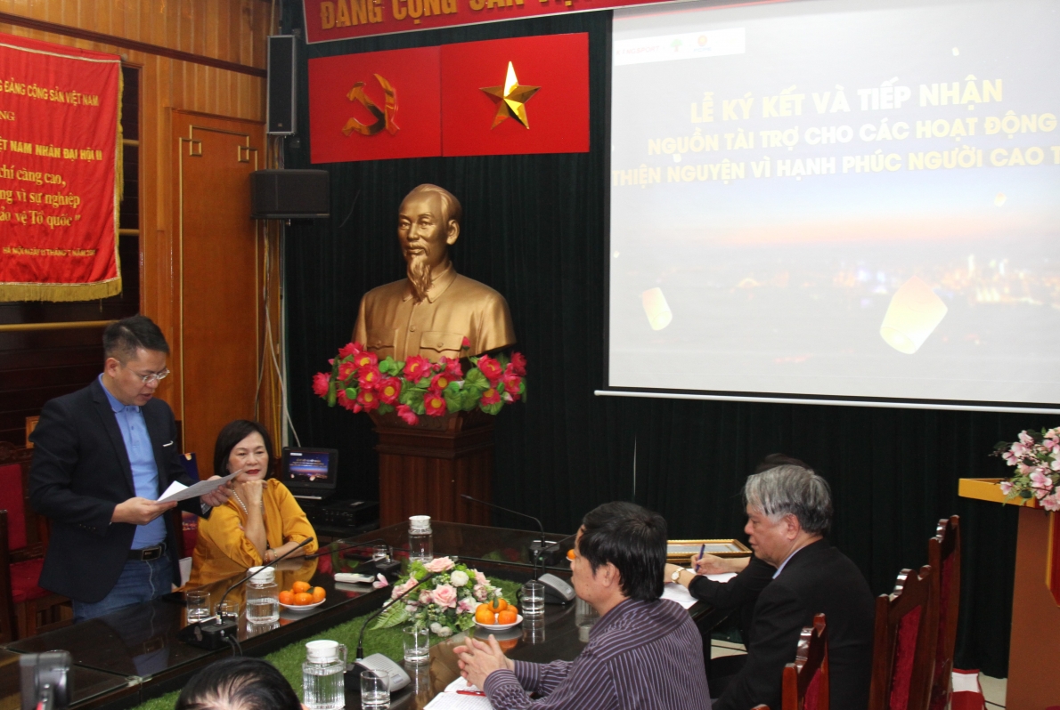 Đại diện Công ty Đông Dương công bố nội dung kí kết tài trợ