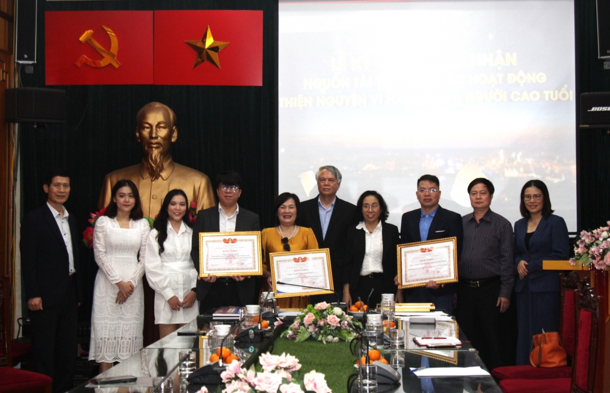 Trao Bằng khen Trung ương Hội cho các tập thể, cá nhân có thành tích xuất sắc đồng hành cùng Quỹ chăm lo NCT