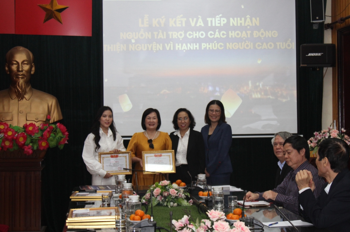 Trao Giấy khen của Quỹ Chăm sóc và Phát huy vai trò NCT cho các cá nhân có nhiều đóng góp