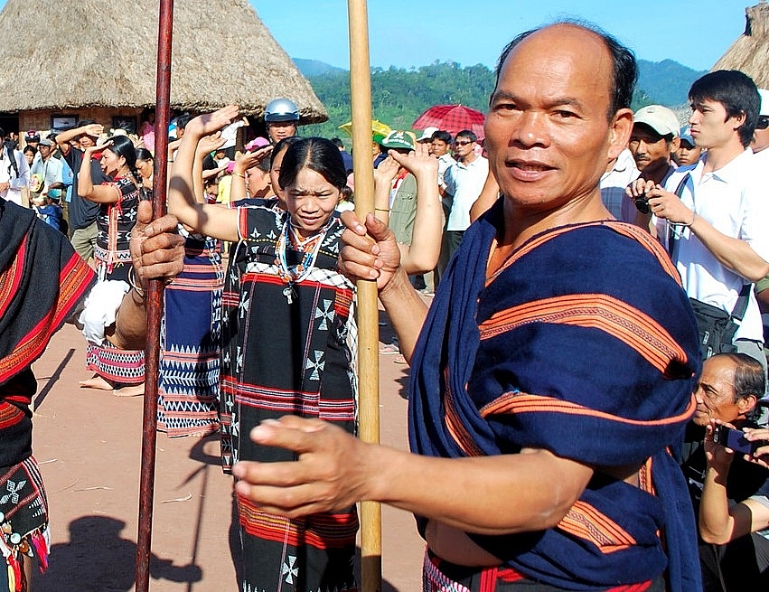 Già làng Alăng Đàn trong một nghi thức trướng khi cúng Yàng.