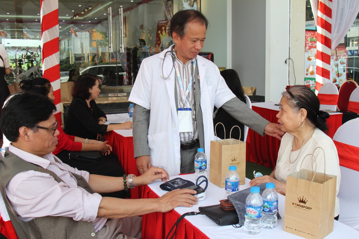 NCT được bác sĩ thăm khám, tư vấn tận tình