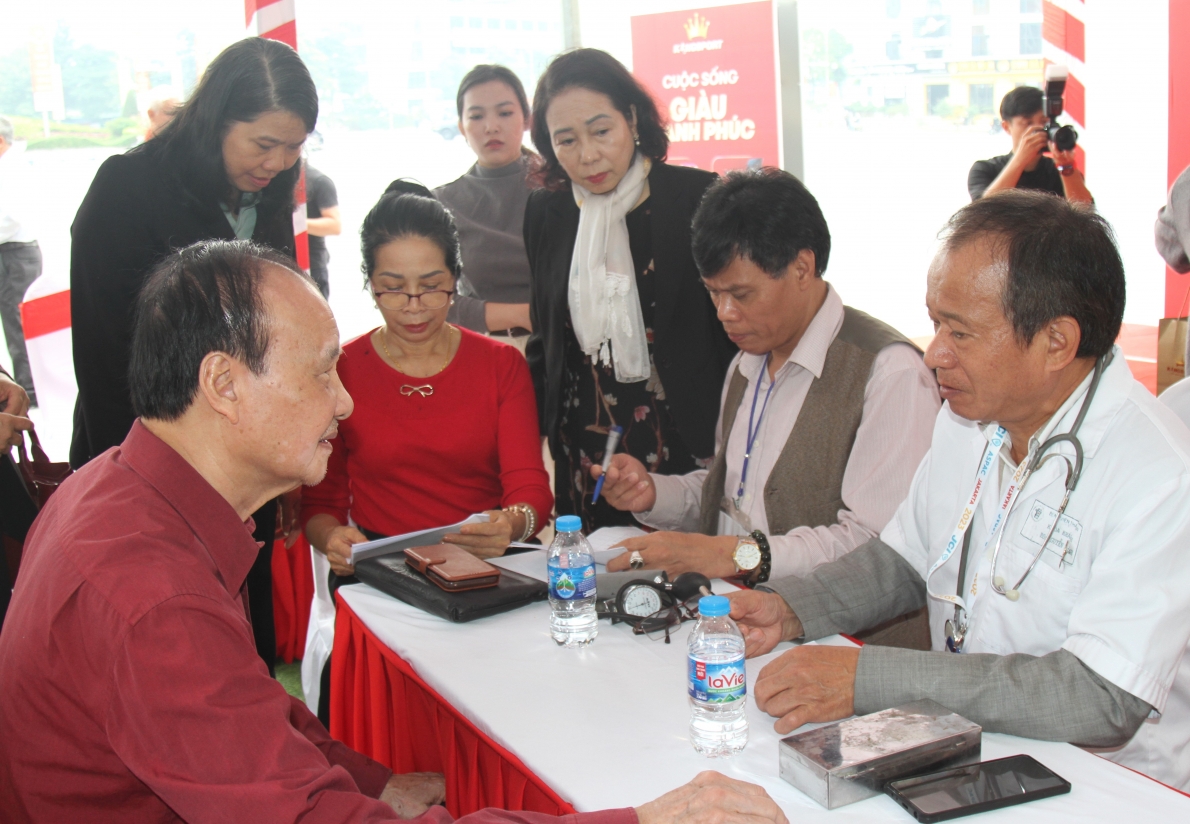 Bác sĩ tiến hành khám, tư vấn sức khỏe cho NCT tỉnh Lào Cai