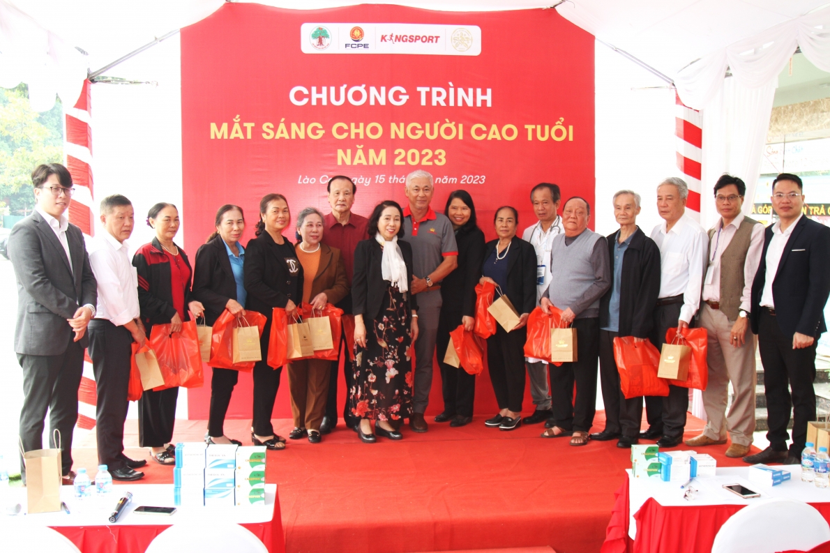 Đoàn cán bộ Quỹ Chăm sóc và Phát huy vai trò NCT cùng các y bác sĩ, nhà tài trợ tham gia chương trình Mắt sáng cho NCT tại tỉnh Lào Cai