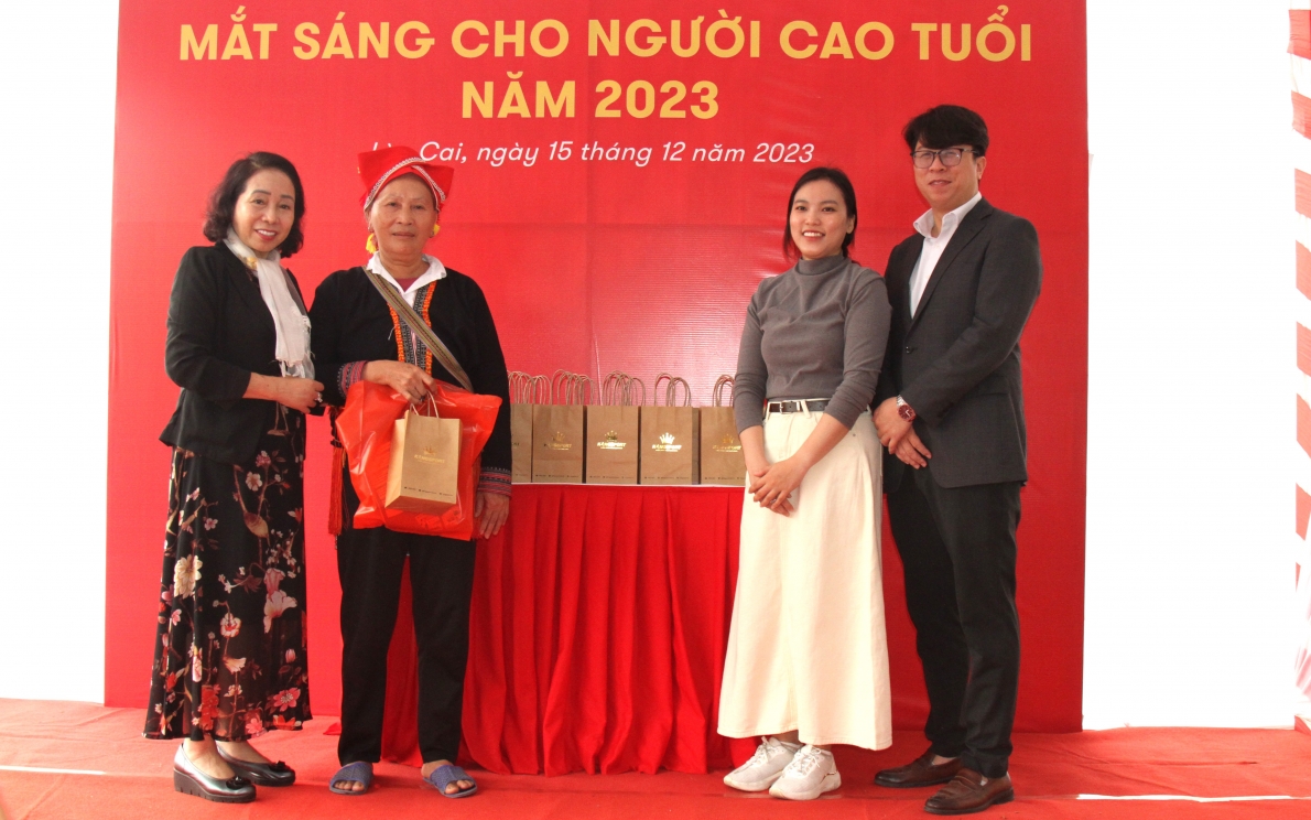 Tặng quà cho NCT tham gia chương trình