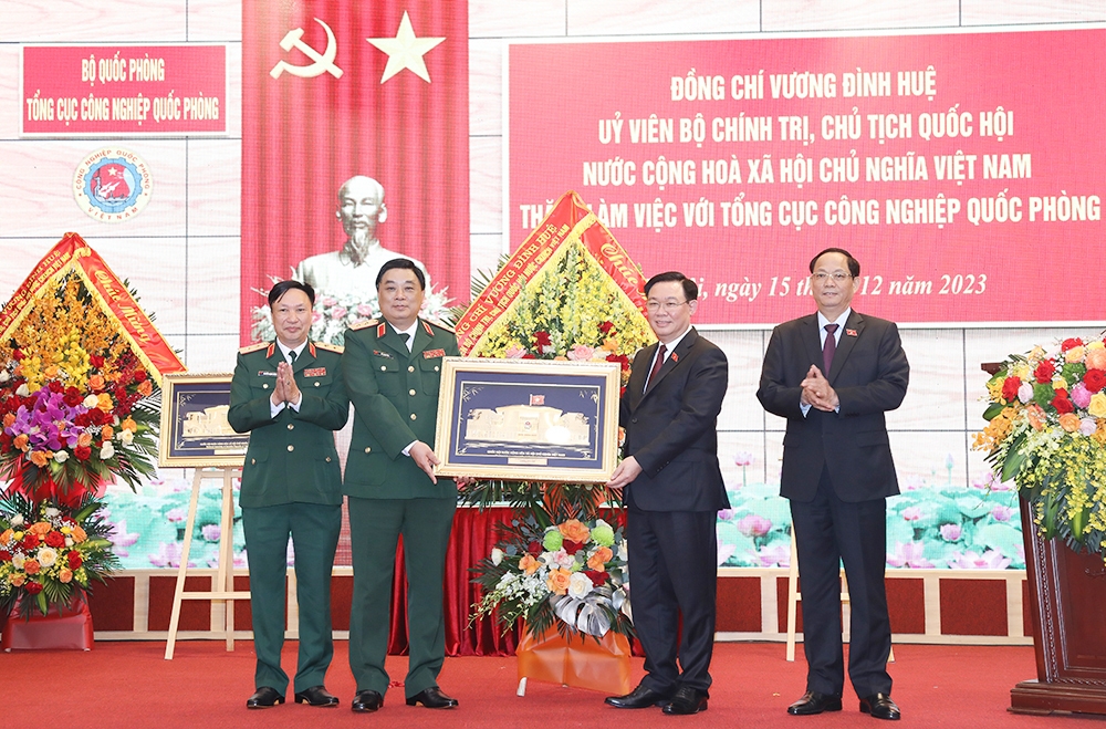 Chủ tịch Quốc hội Vương Đình Huệ thăm, làm việc với Tổng cục Công nghiệp quốc phòng