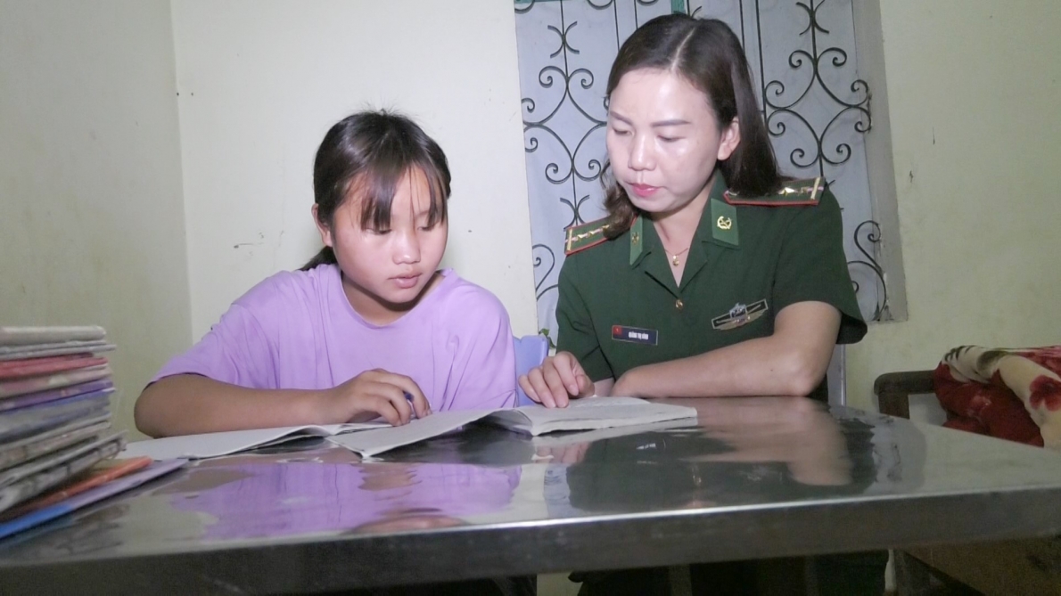 Thực hiện tốt chương trình “Nâng bước em tới trường” và mô hình “Con nuôi đồn Biên phòng”
