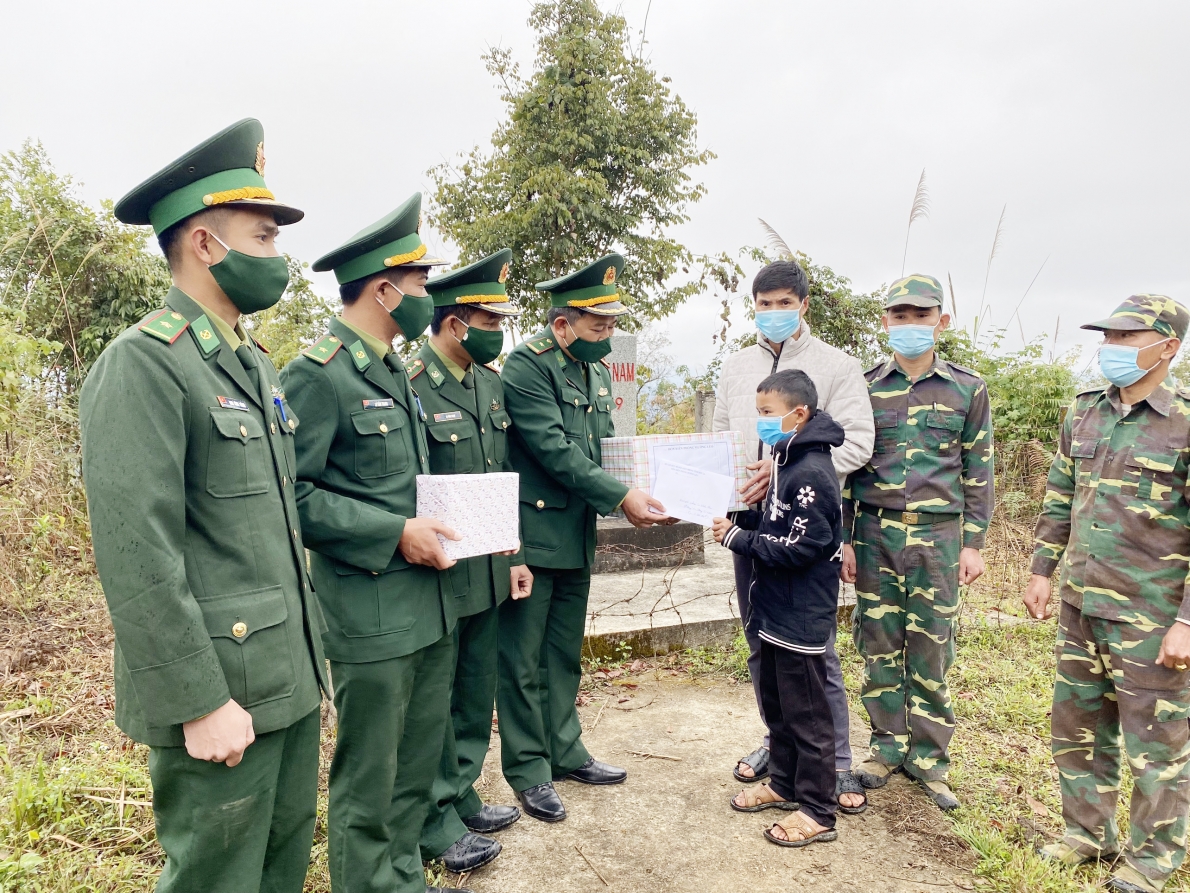 Thực hiện tốt chương trình “Nâng bước em tới trường” và mô hình “Con nuôi đồn Biên phòng”